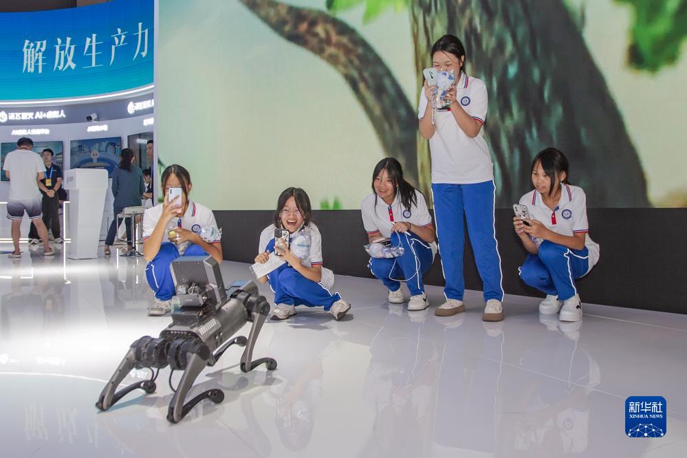 9月4日，在2023智博會科大訊飛展廳，訊飛工業(yè)巡檢機器人與觀眾互動。新華社記者 儲加音 攝