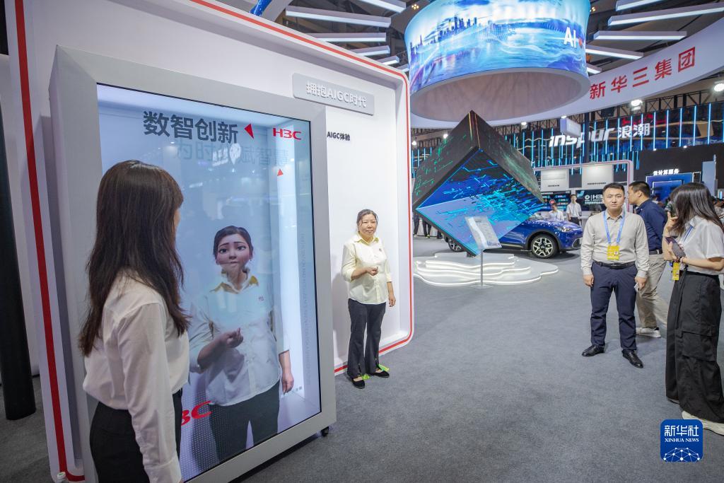 9月4日，在2023智博會會場，觀眾體驗生成AIGC虛擬形象。新華社記者 黃偉 攝