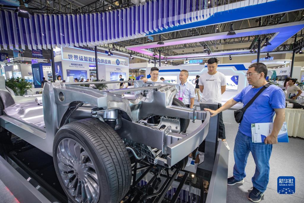 9月4日，在2023智博會浙江孔輝汽車科技有限公司展廳，觀眾參觀電控空氣懸掛系統(tǒng)展示平臺。新華社記者 黃偉 攝
