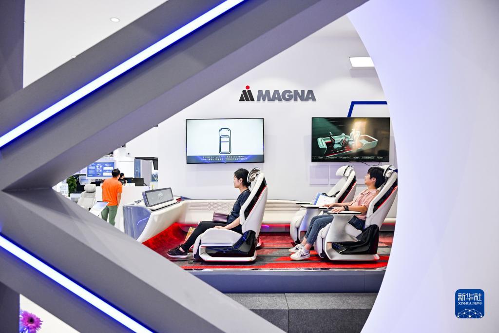 9月4日，觀眾在2023智博會“智能駕艙”展區(qū)參觀、體驗。新華社記者 王全超 攝